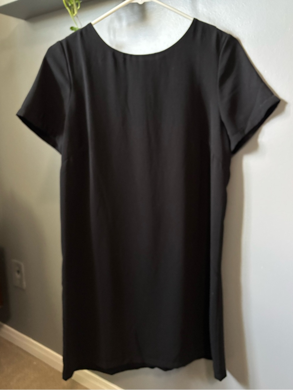 Lulus Black Short-Sleeve Shift Dress with Back Gold Zipper Detail